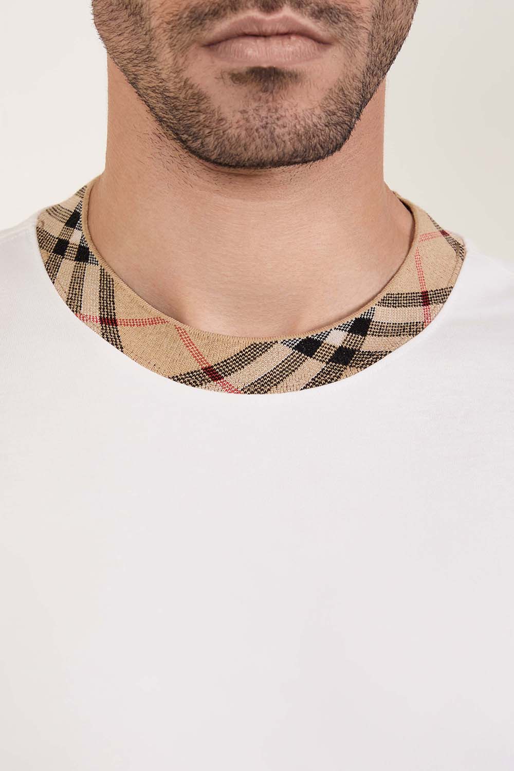 תמונת תקריב דוגמן של חולצת טי עם צווארון משבצות