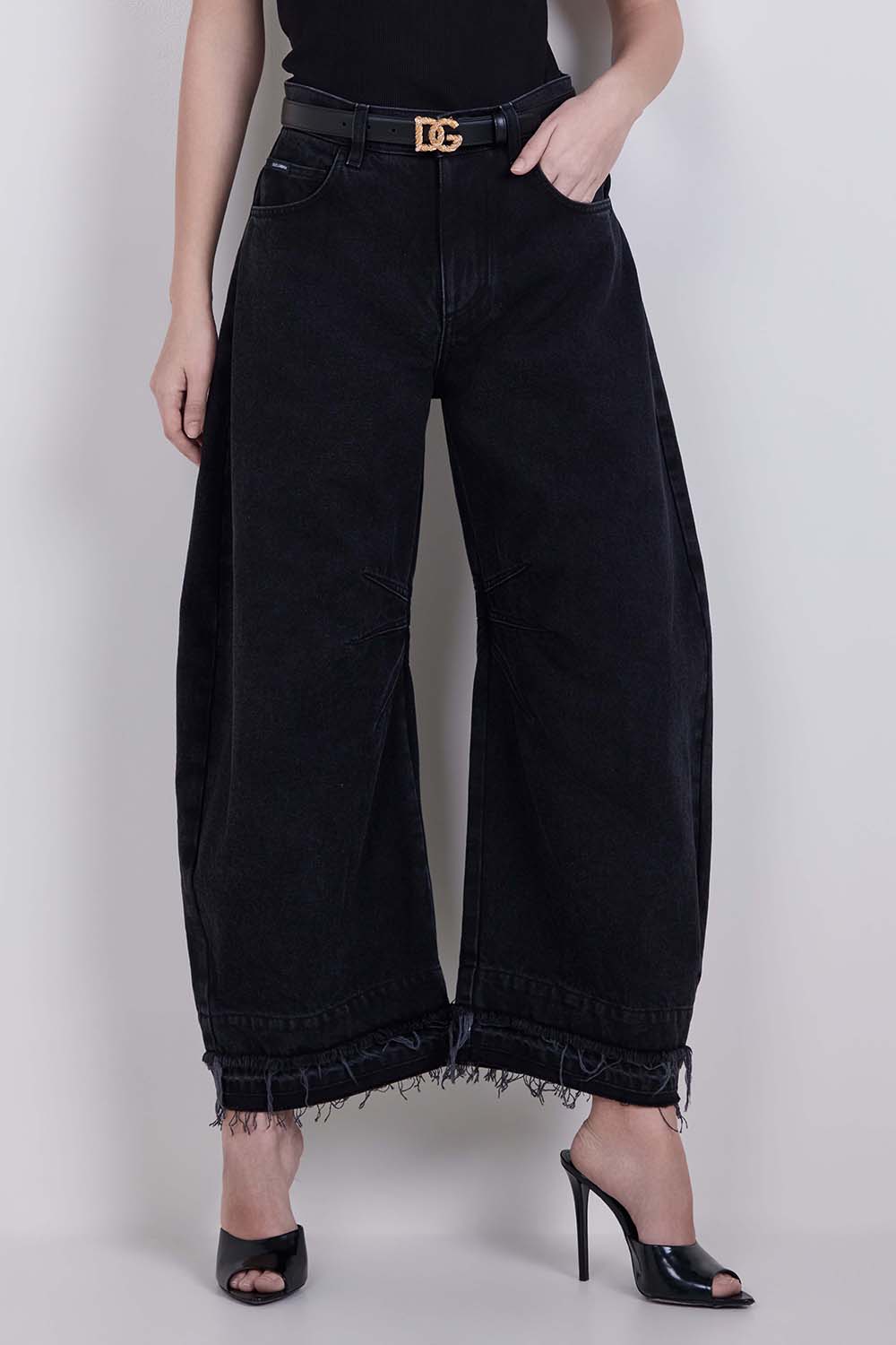 תמונת דוגמן קידמית של מכנסי ג'ינס בגזרת בלון