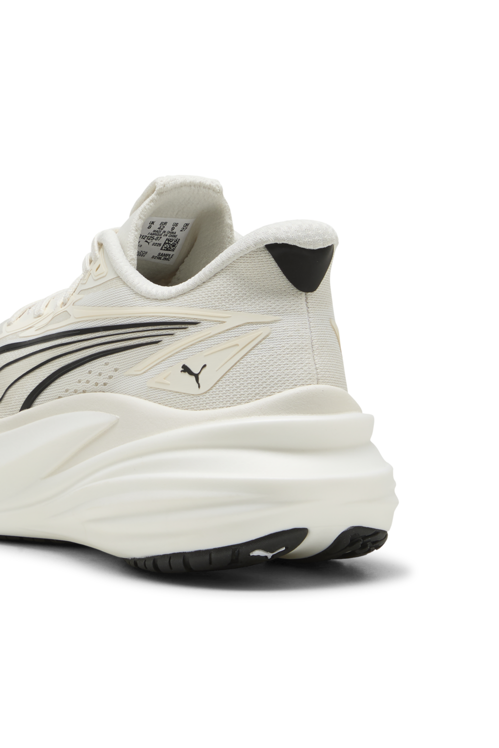 תמונת פנים של נעלי סניקרס