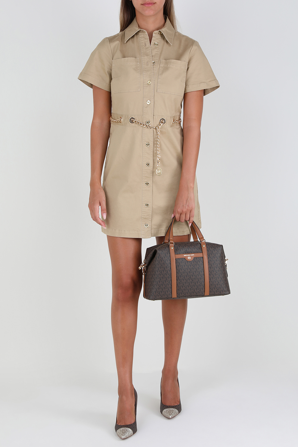 תמונת דוגמן קידמית של תיק נשיאה חום עם לוגו מטאלי