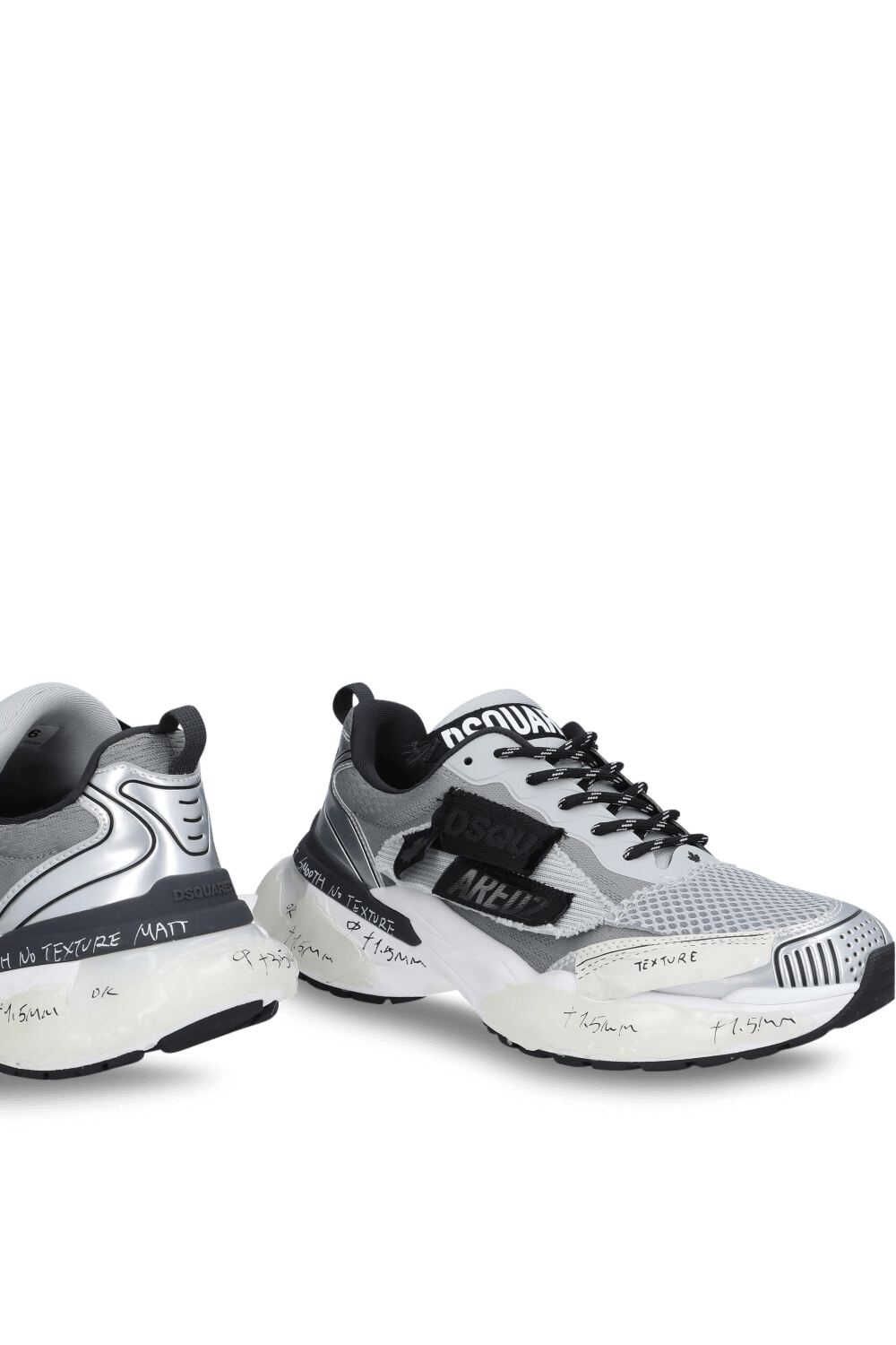 תמונת תקריב של נעלי סניקרס פאסטר