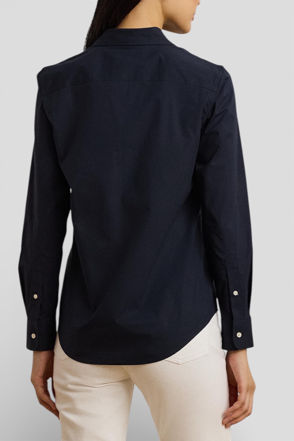 תמונת דוגמן אחורית של חולצה מכופתרת