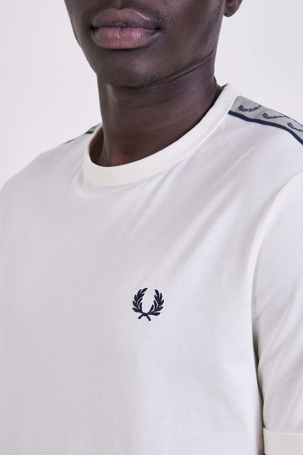 תמונת תקריב דוגמן של חולצת פולו בגזרה ישרה