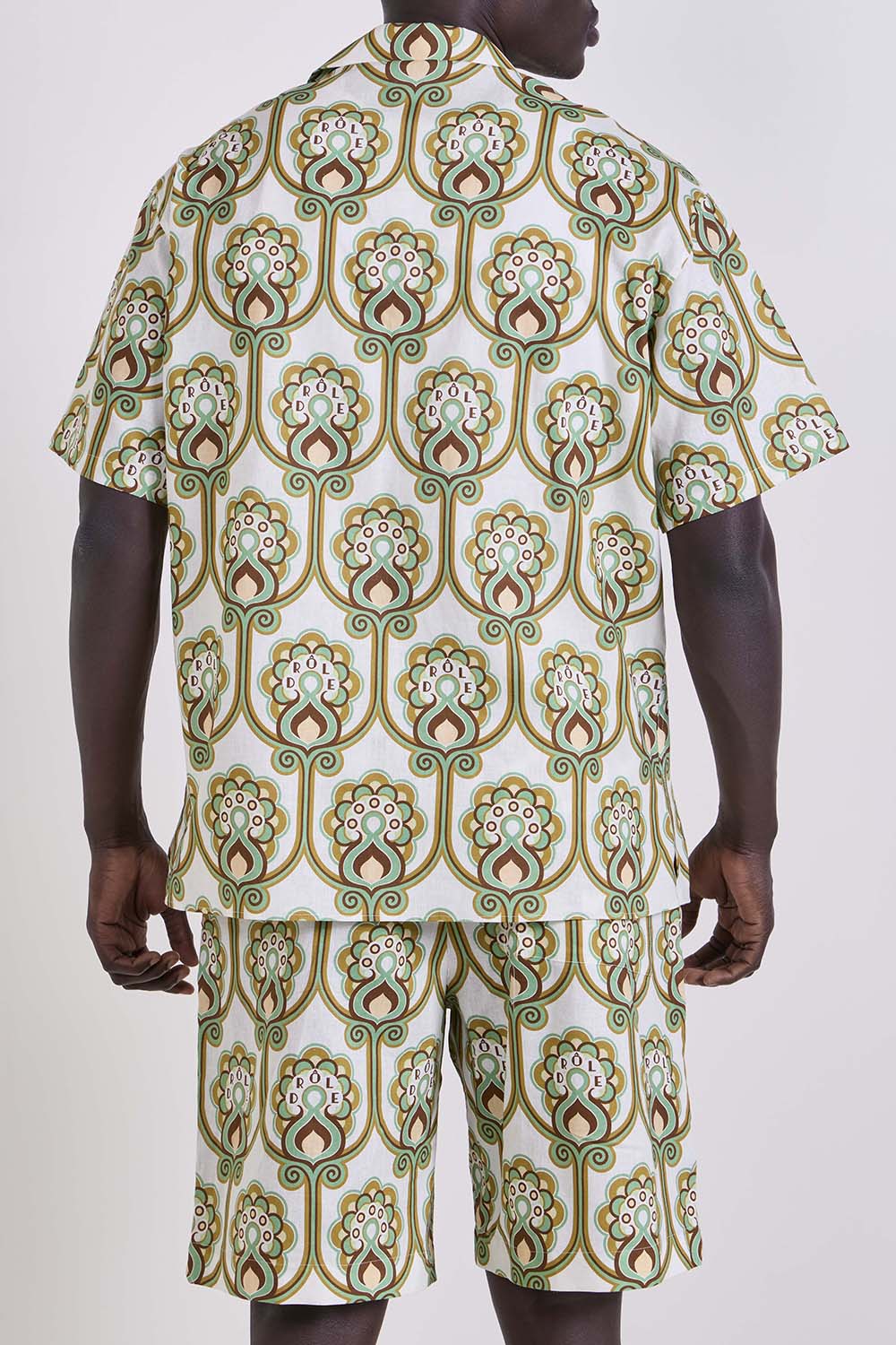 תמונת דוגמן אחורית של חולצת כפתורים קצרה