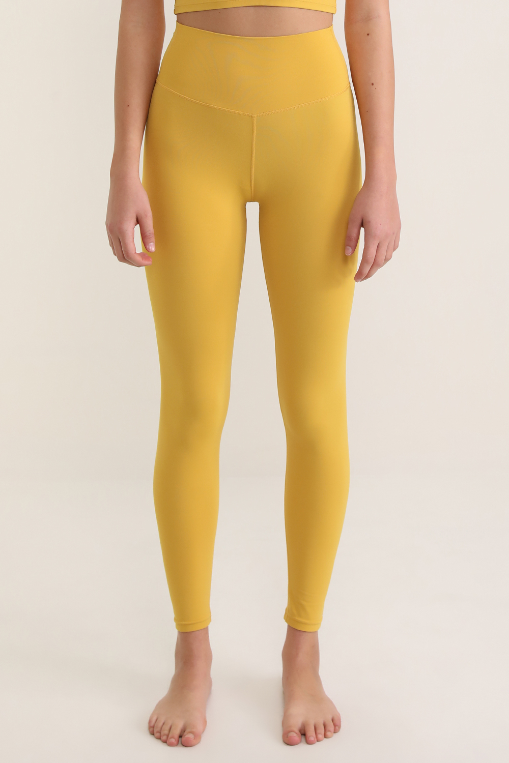 תמונת דוגמן קידמית של מכנסי טייץ 7/8 בגזרה גבוהה