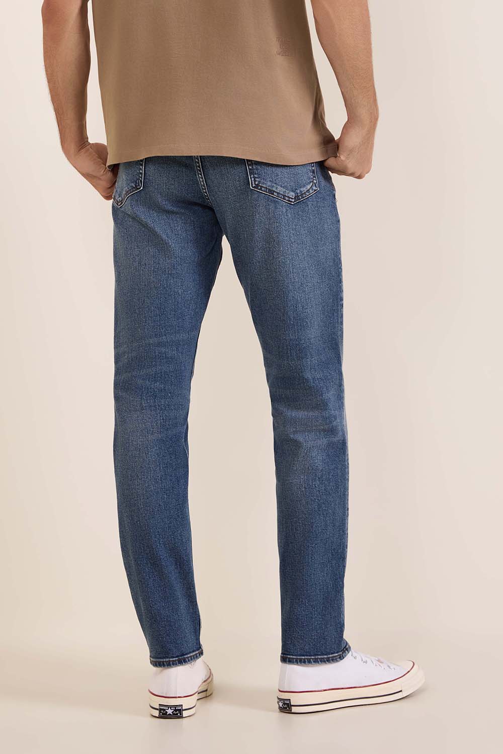 תמונת דוגמן אחורית של מכנסי ג'ינס סלים פיט