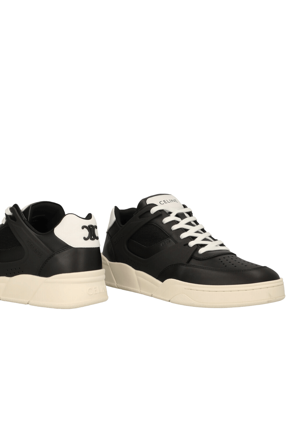 תמונת תקריב של נעלי סניקרס