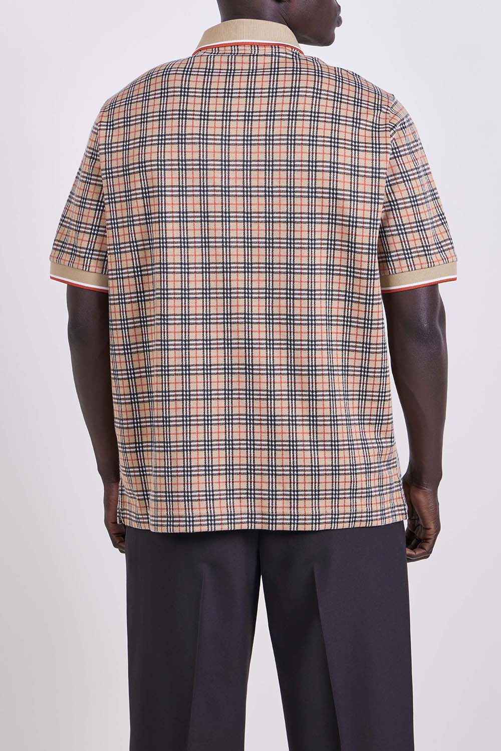 תמונת דוגמן אחורית של חולצת פולו