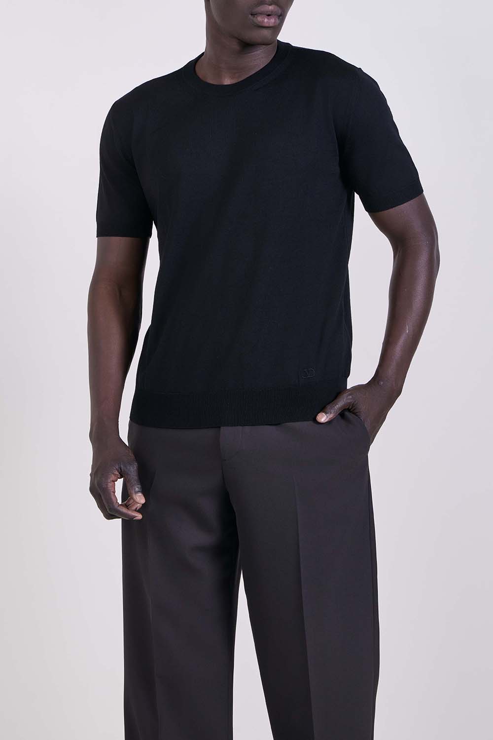 תמונת דוגמן קידמית של חולצת טי בגזרת סלים