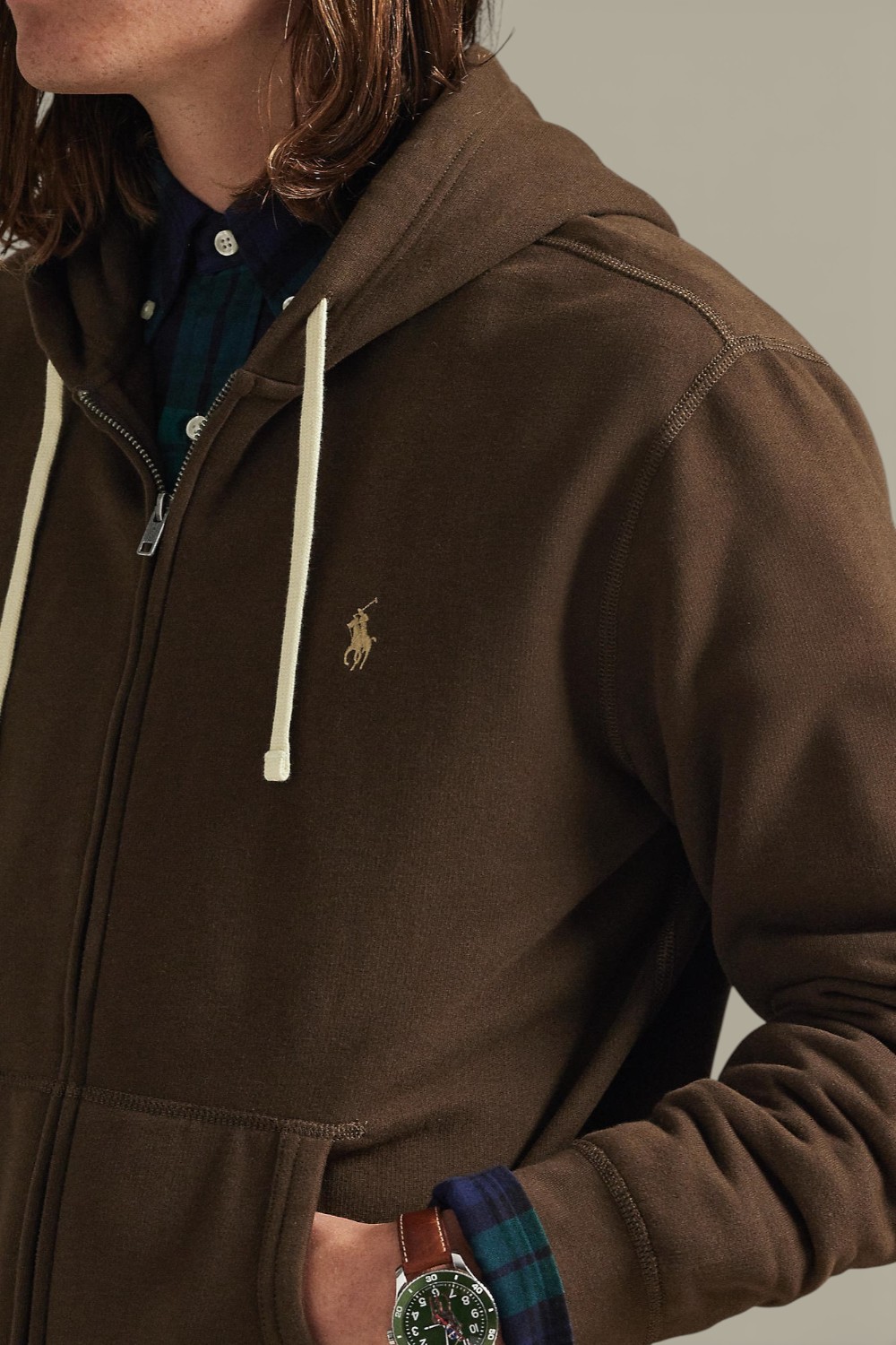 תמונת תקריב דוגמן של סווטשירט קפוצ'ון