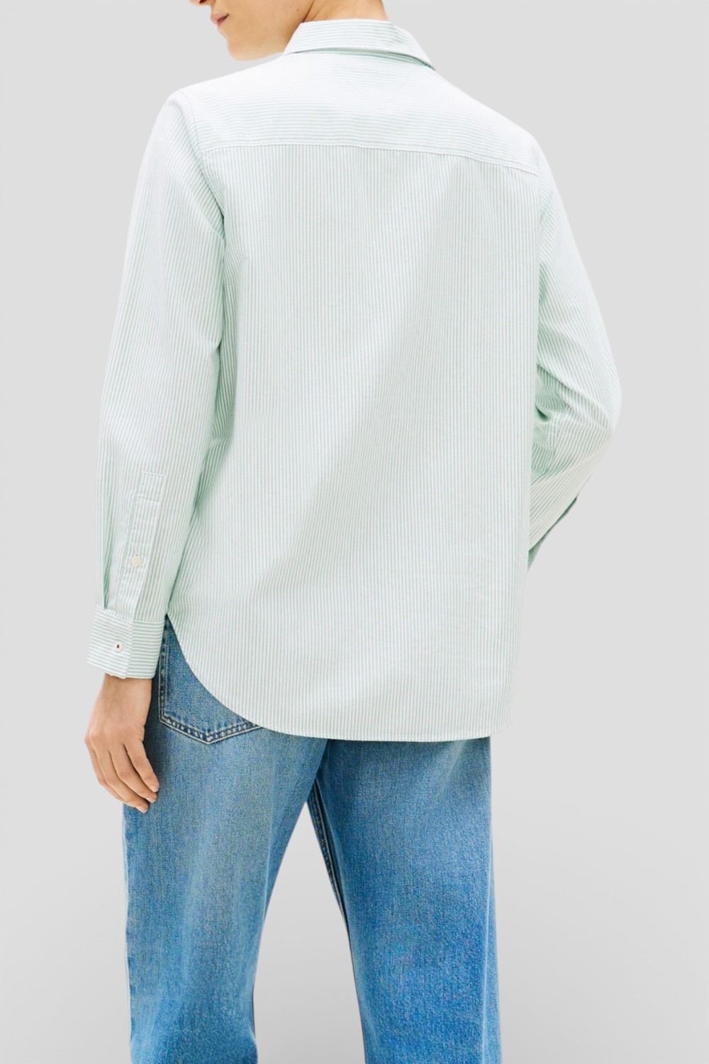 תמונת דוגמן אחורית של חולצה מכופתרת בגזרה משוחררת