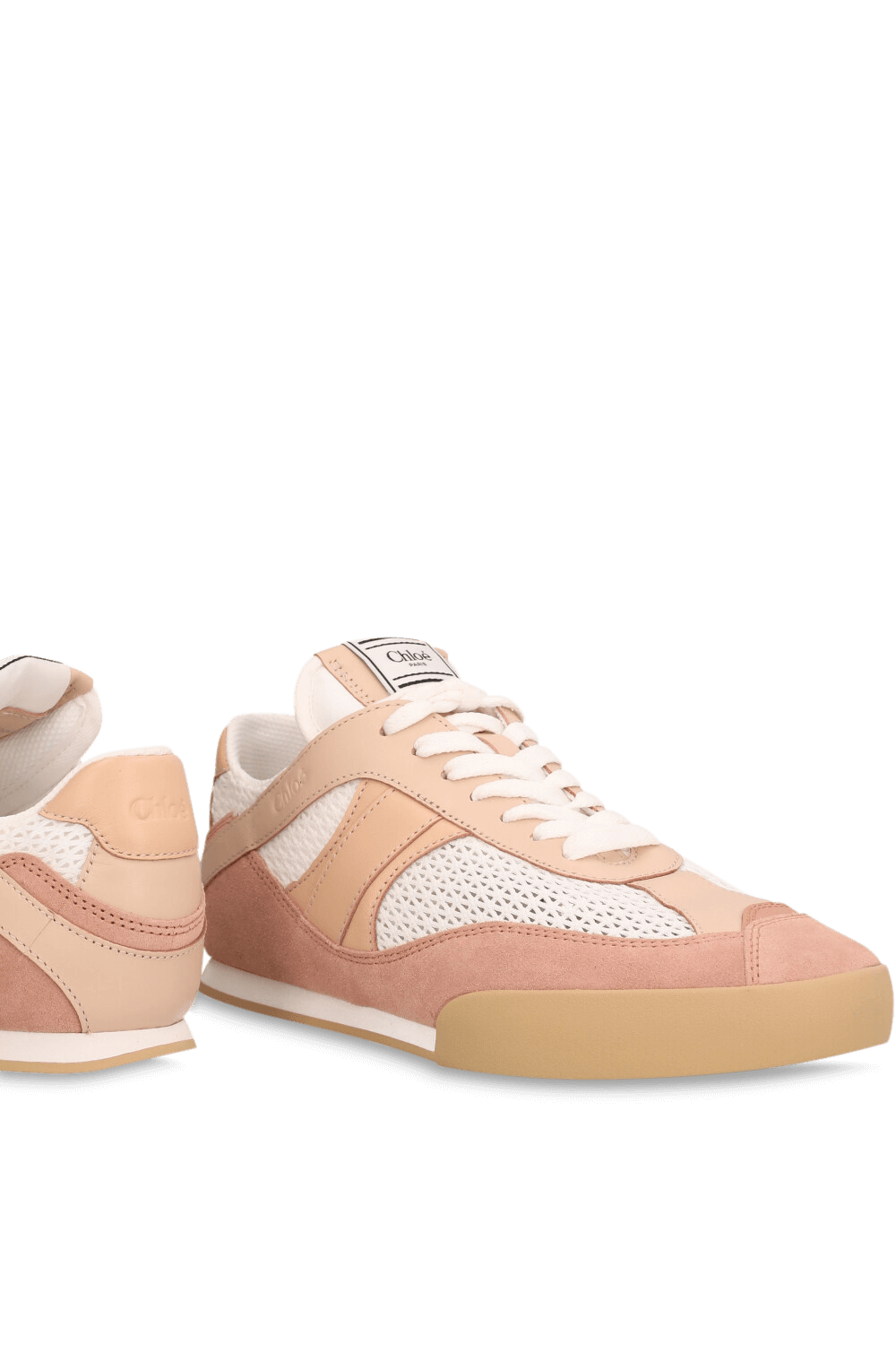 תמונת תקריב של נעלי סניקרס