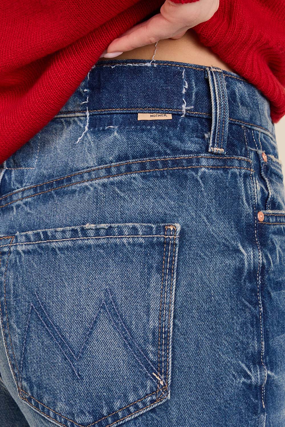 תמונת תקריב דוגמן של מכנסי ג'ינס בגזרה מתרחבת