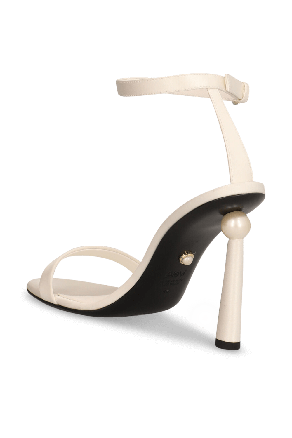 תמונה אחורית של סנדלי עקב פנינה