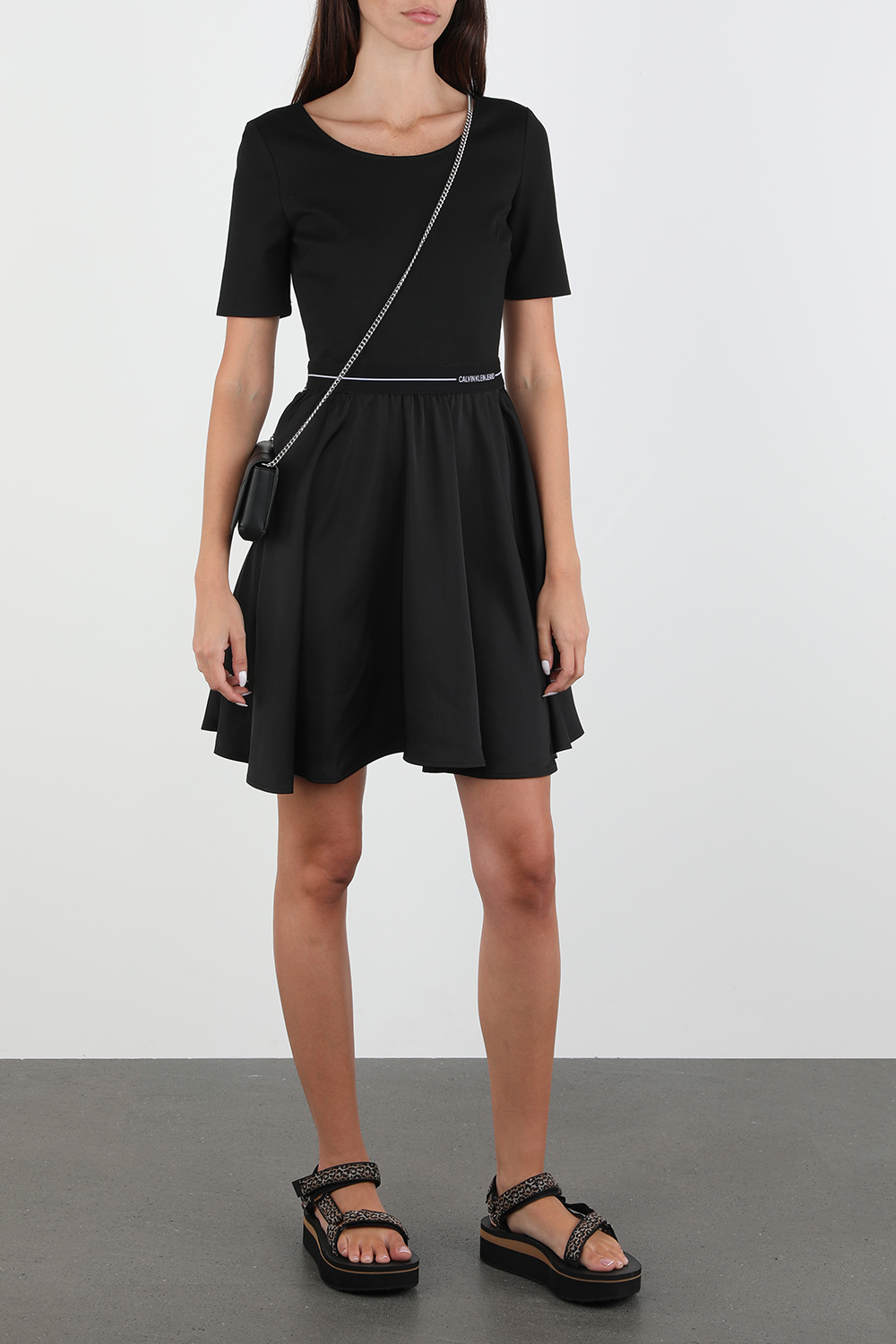 תמונת דוגמן קידמית של Crossbody Phone Pouch in Black