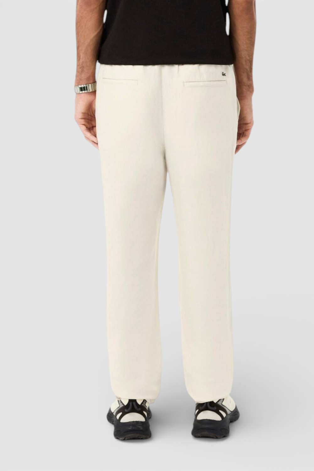 תמונת דוגמן אחורית של מכנסיים מחויטים