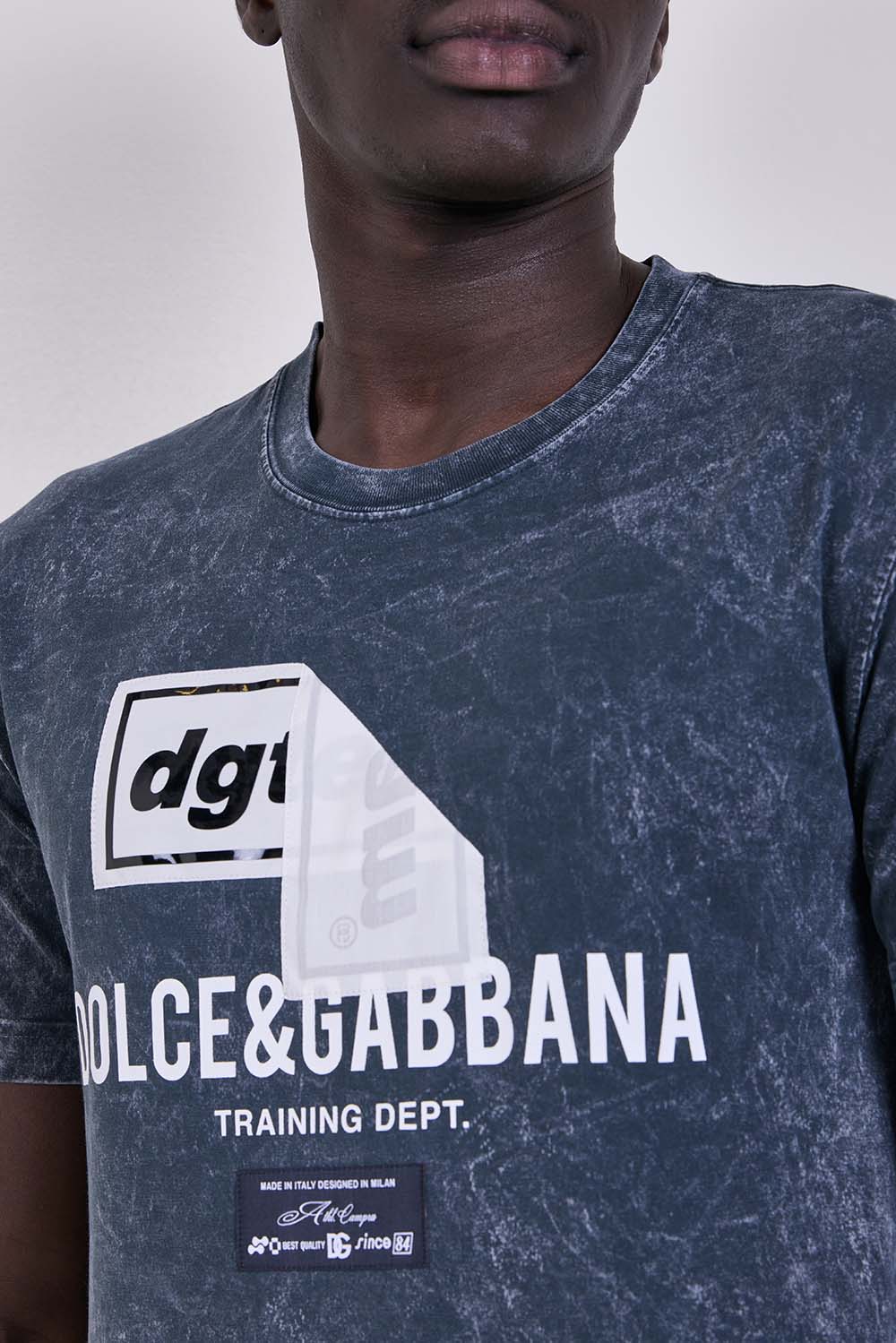 תמונת תקריב דוגמן של חולצת טי בגזרת סלים