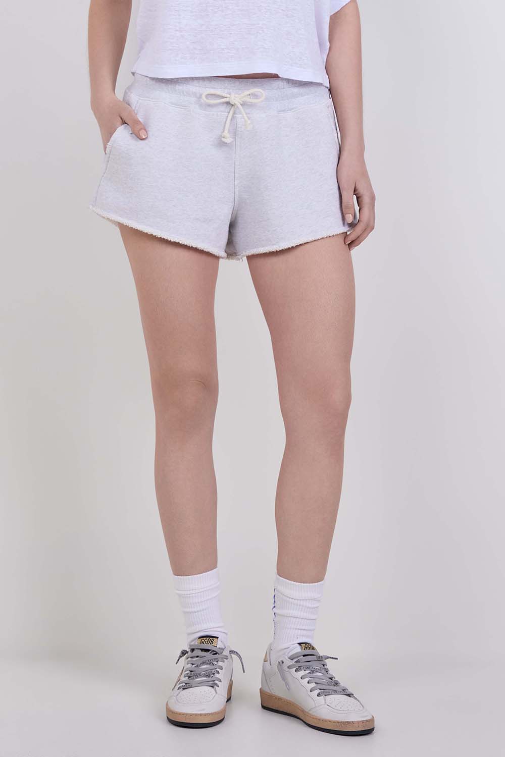 תמונת דוגמן קידמית של מכנסי ג'וג קצרים