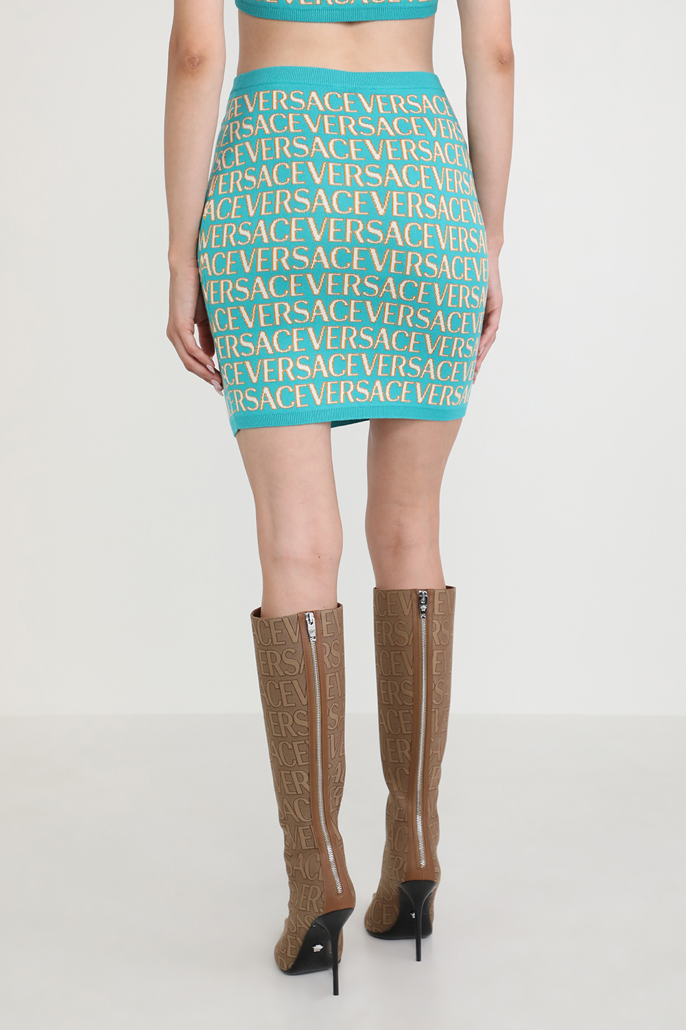 תמונת דוגמן אחורית של חצאית מיני עם לוגו חזרתי