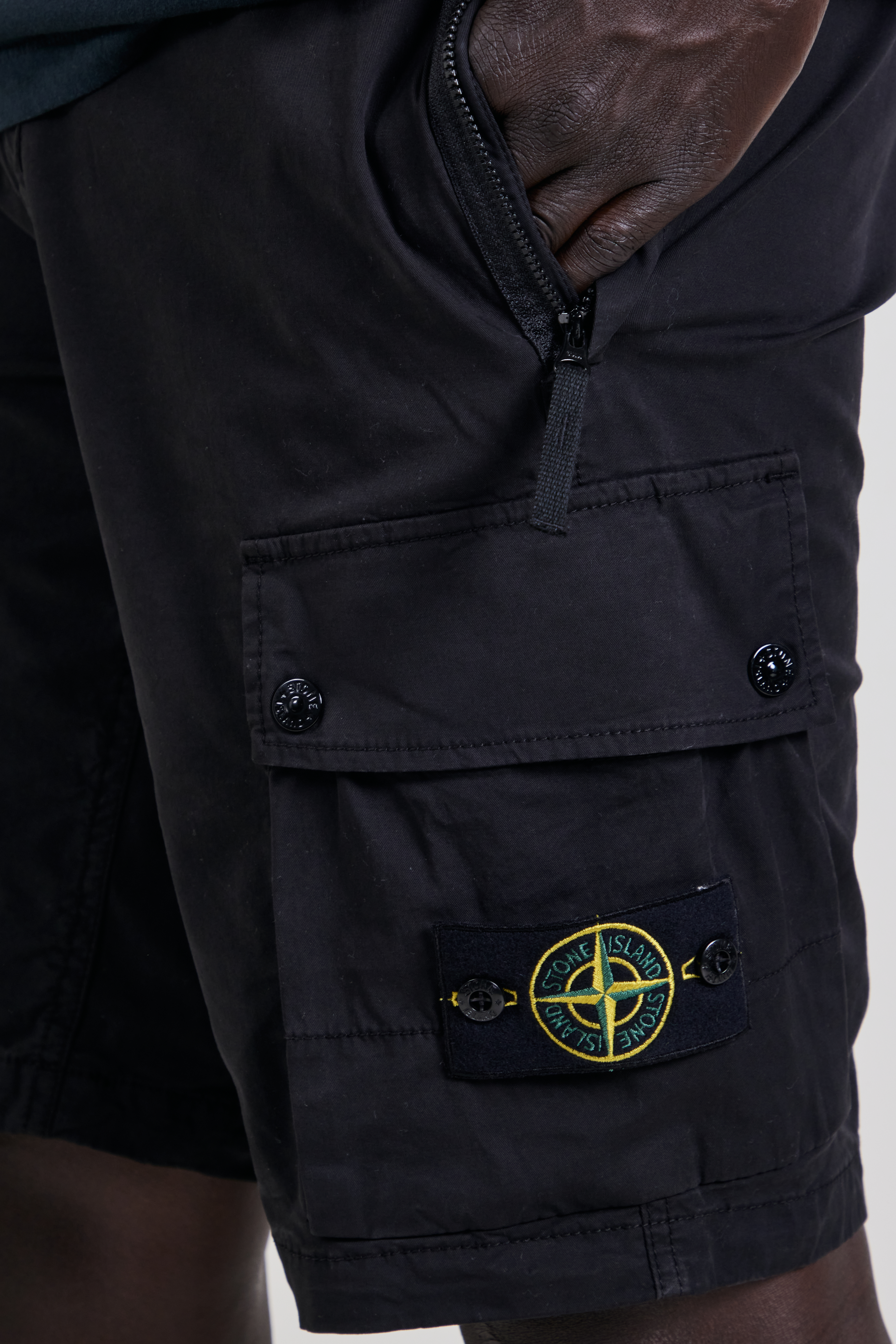 תמונת תקריב דוגמן של מכנסי קרגו קצרים