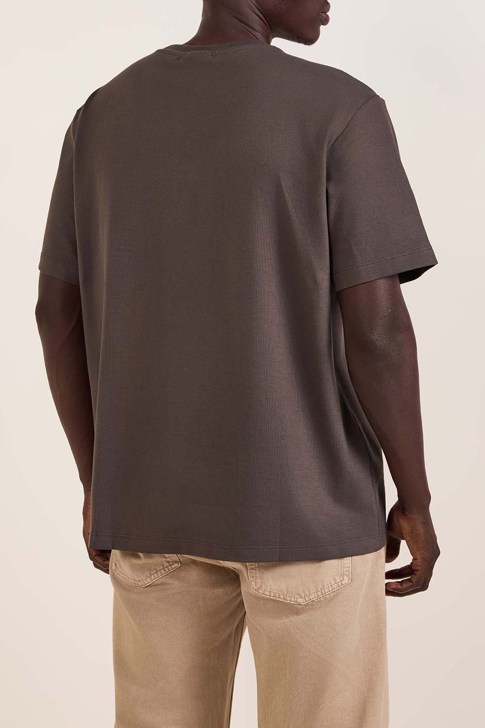 תמונת דוגמן אחורית של חולצת טי