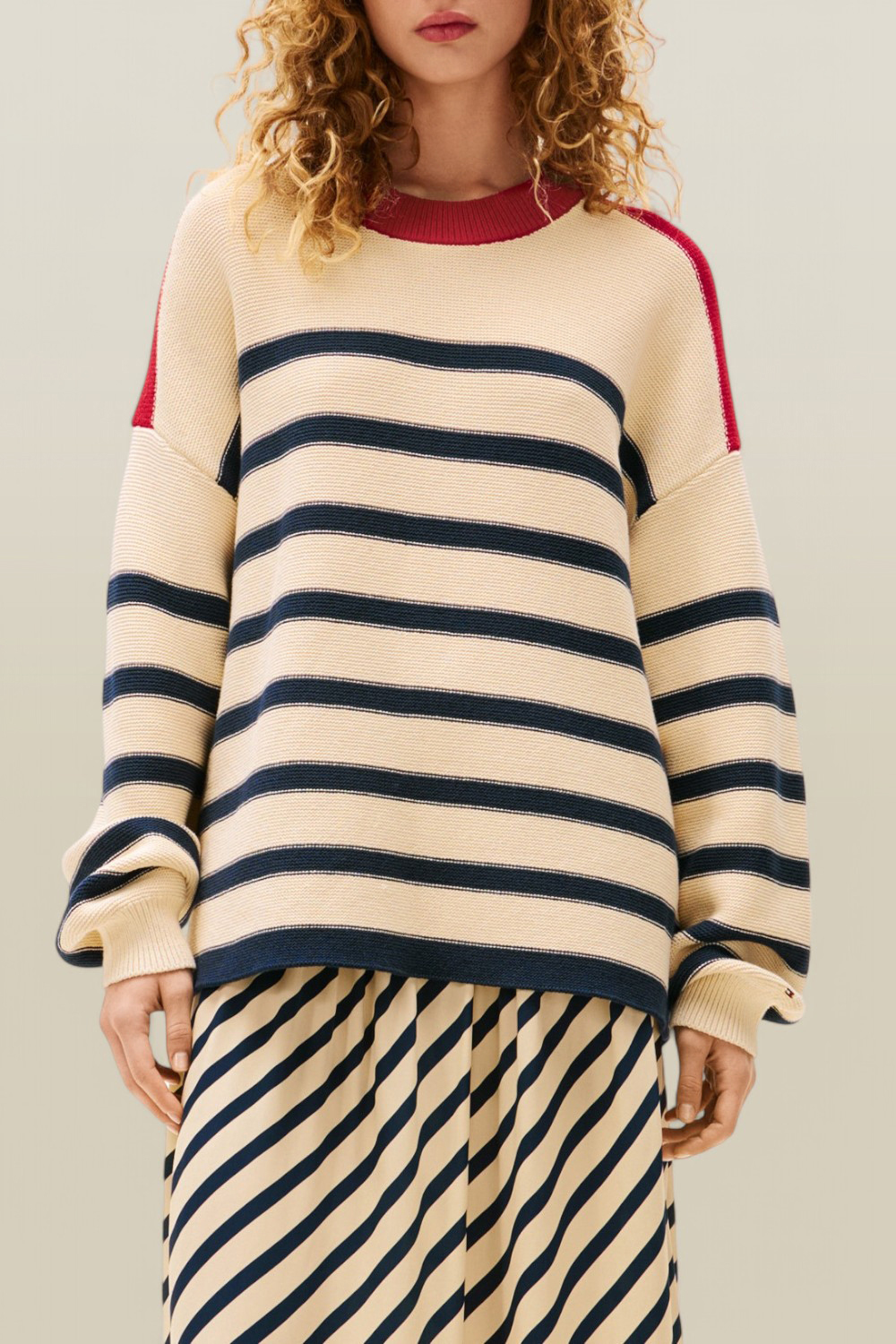 תמונת דוגמן קידמית של סופיה ריצ'י X טומי הילפיגר סריג כותנה