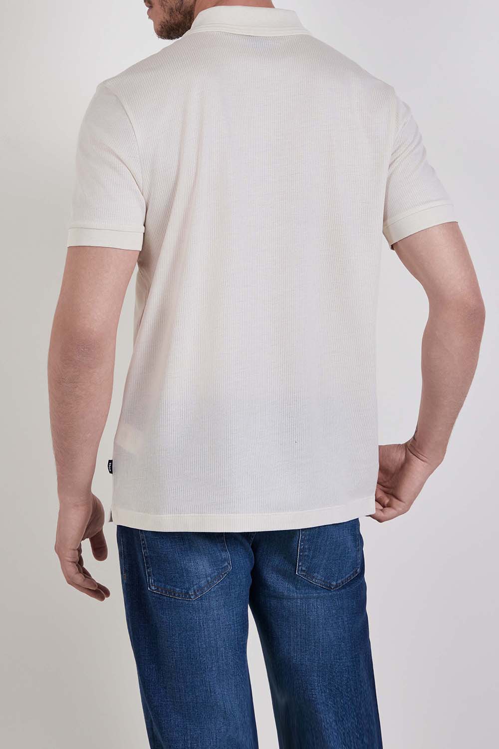 תמונת דוגמן אחורית של חולצת פולו