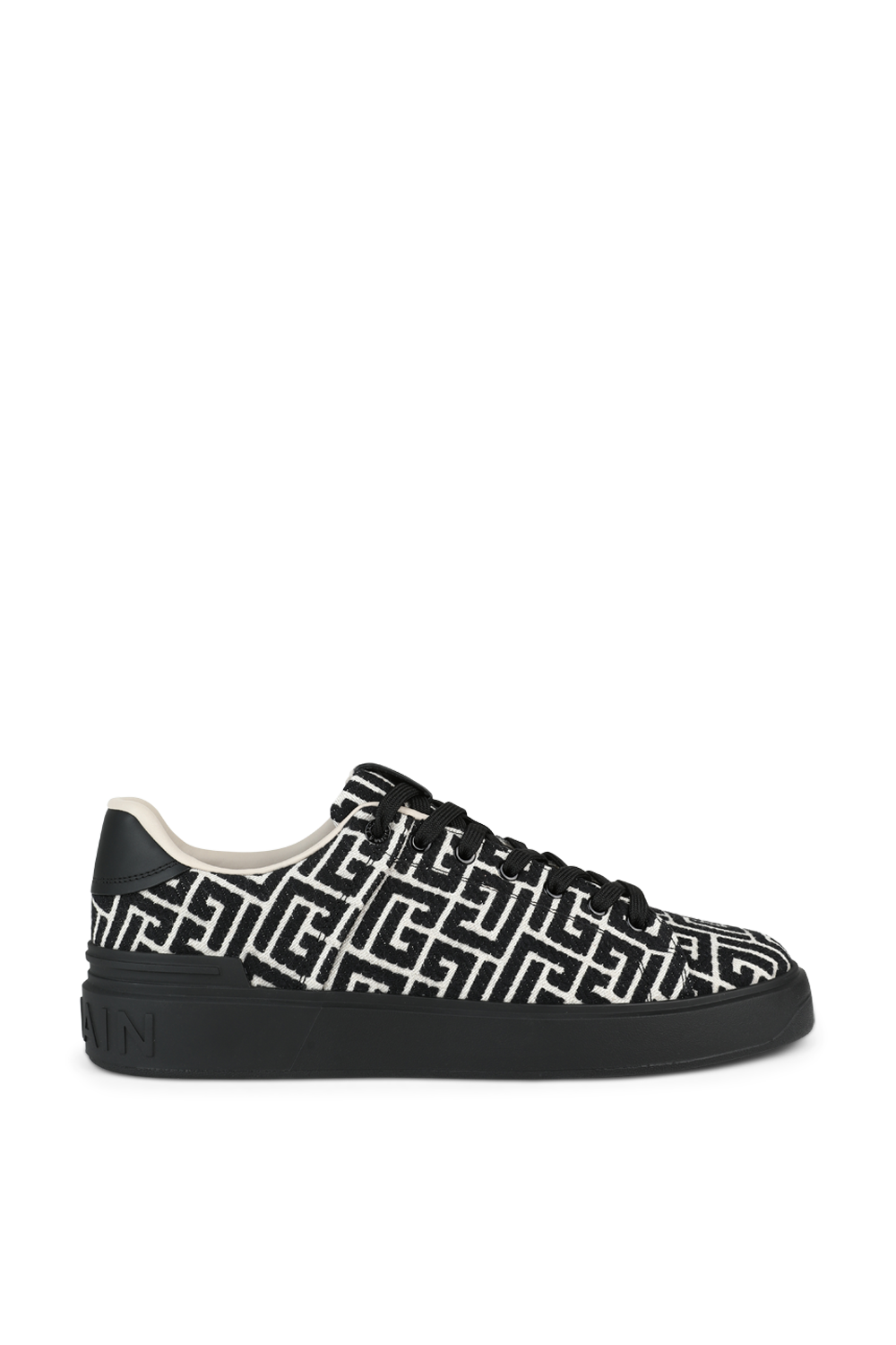 תמונה קידמית של נעלי סניקרס עם הדפס לוגו