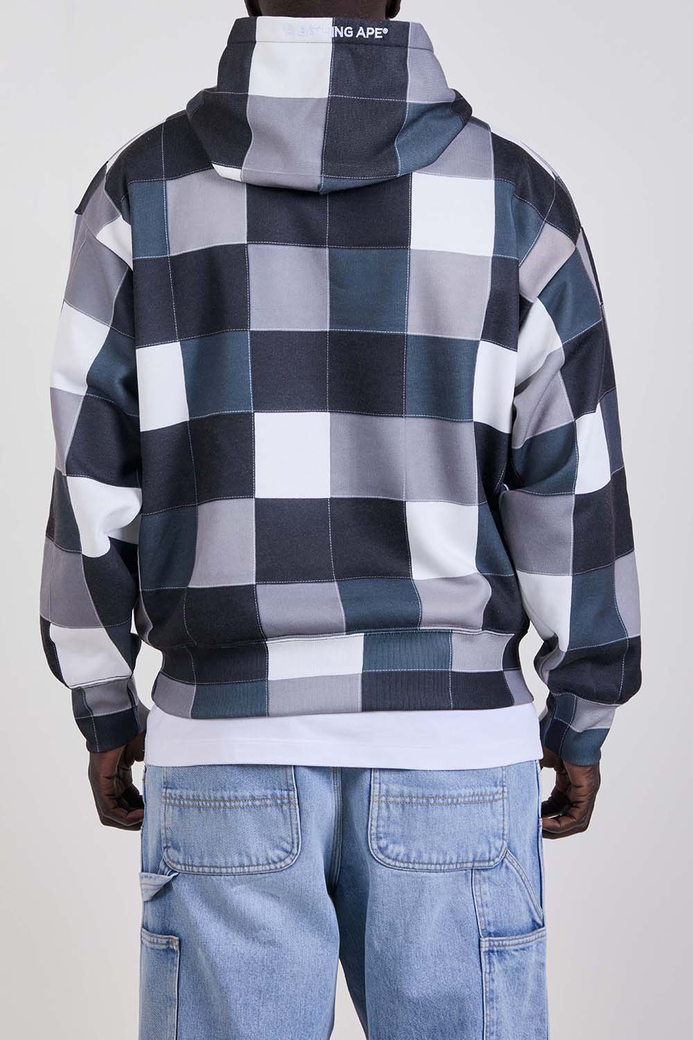 תמונת דוגמן אחורית של סווטשירט קפוצ׳ון