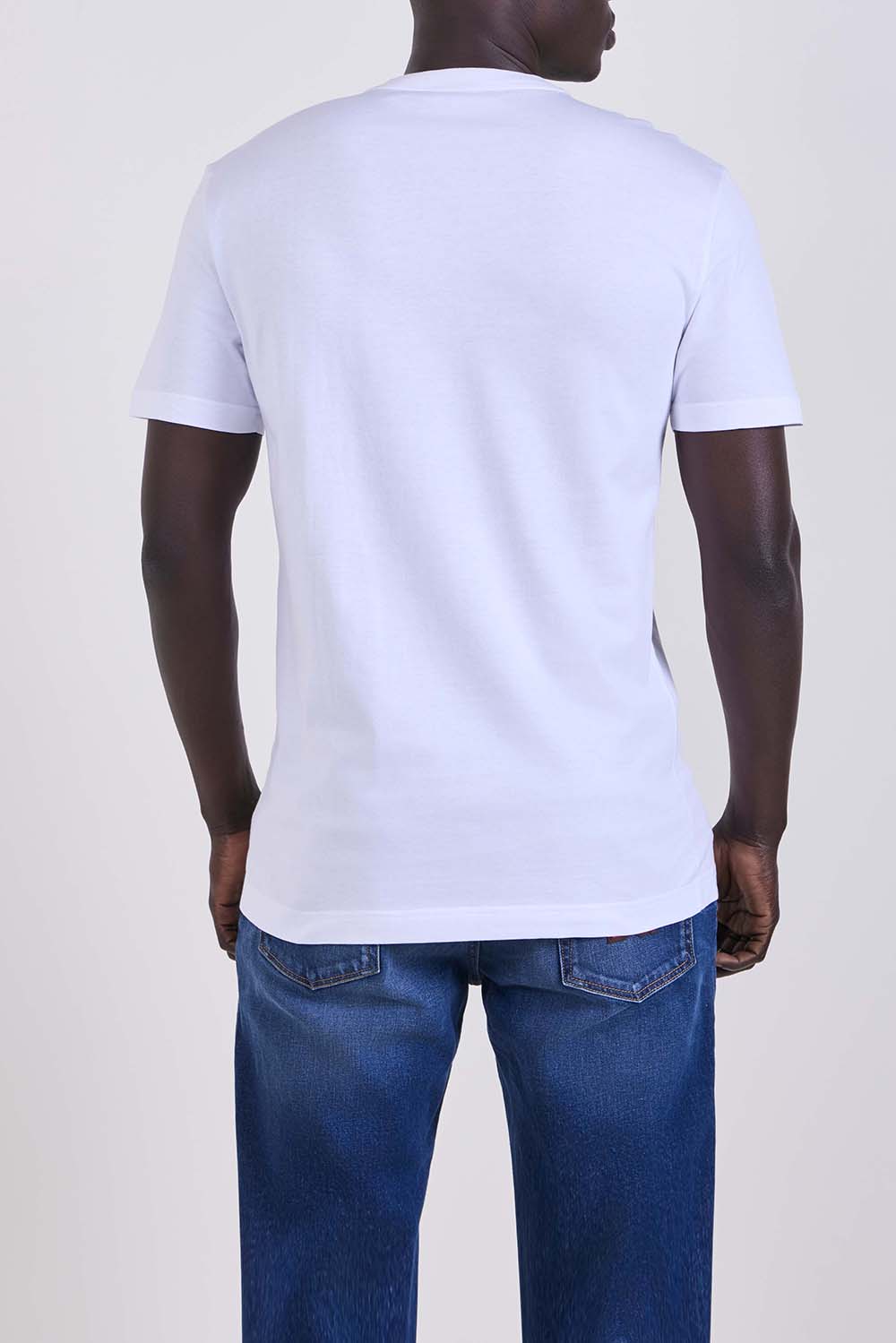 תמונת דוגמן אחורית של חולצת טי בגזרה ישרה