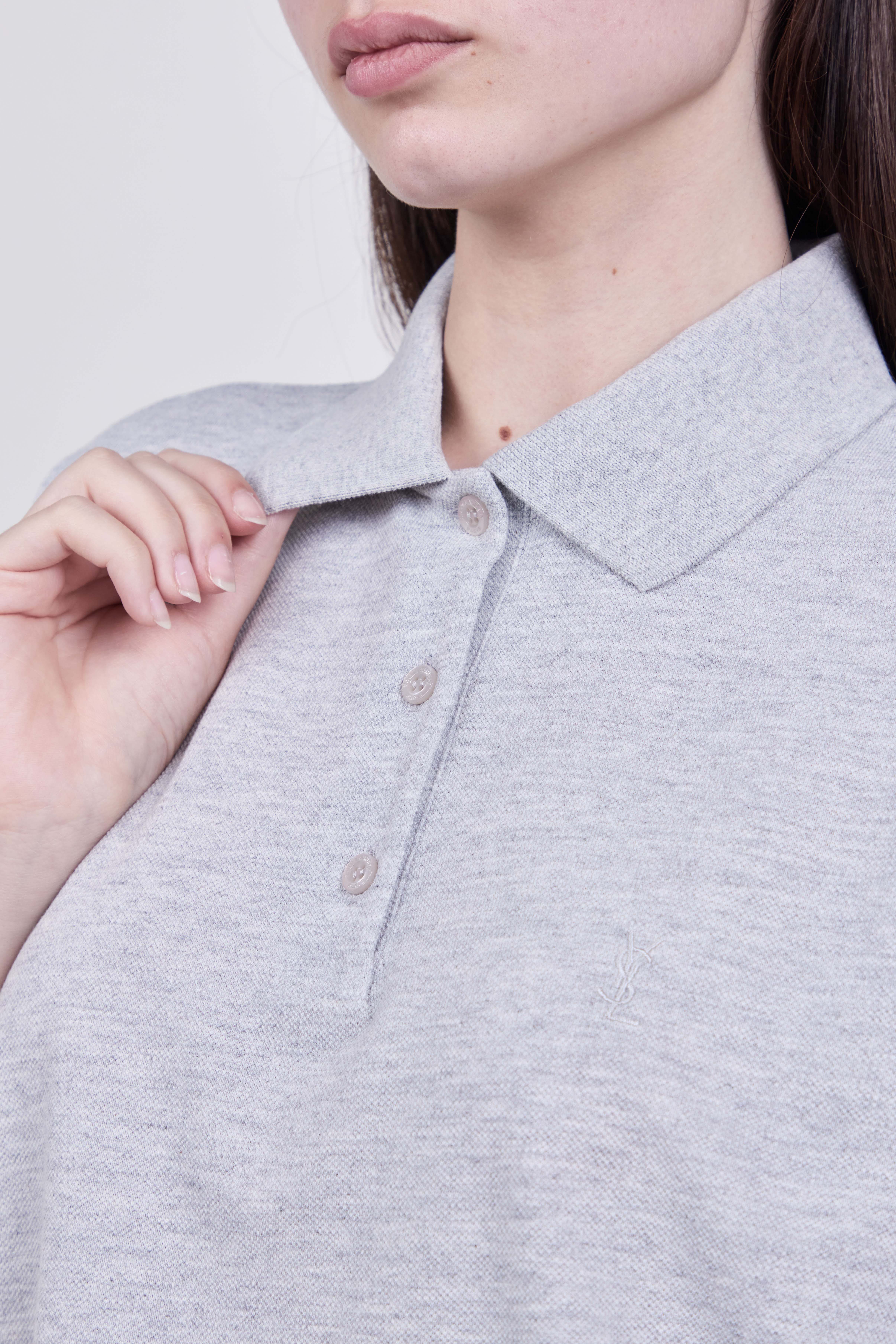 תמונת תקריב דוגמן של חולצת פולו אוברסייז