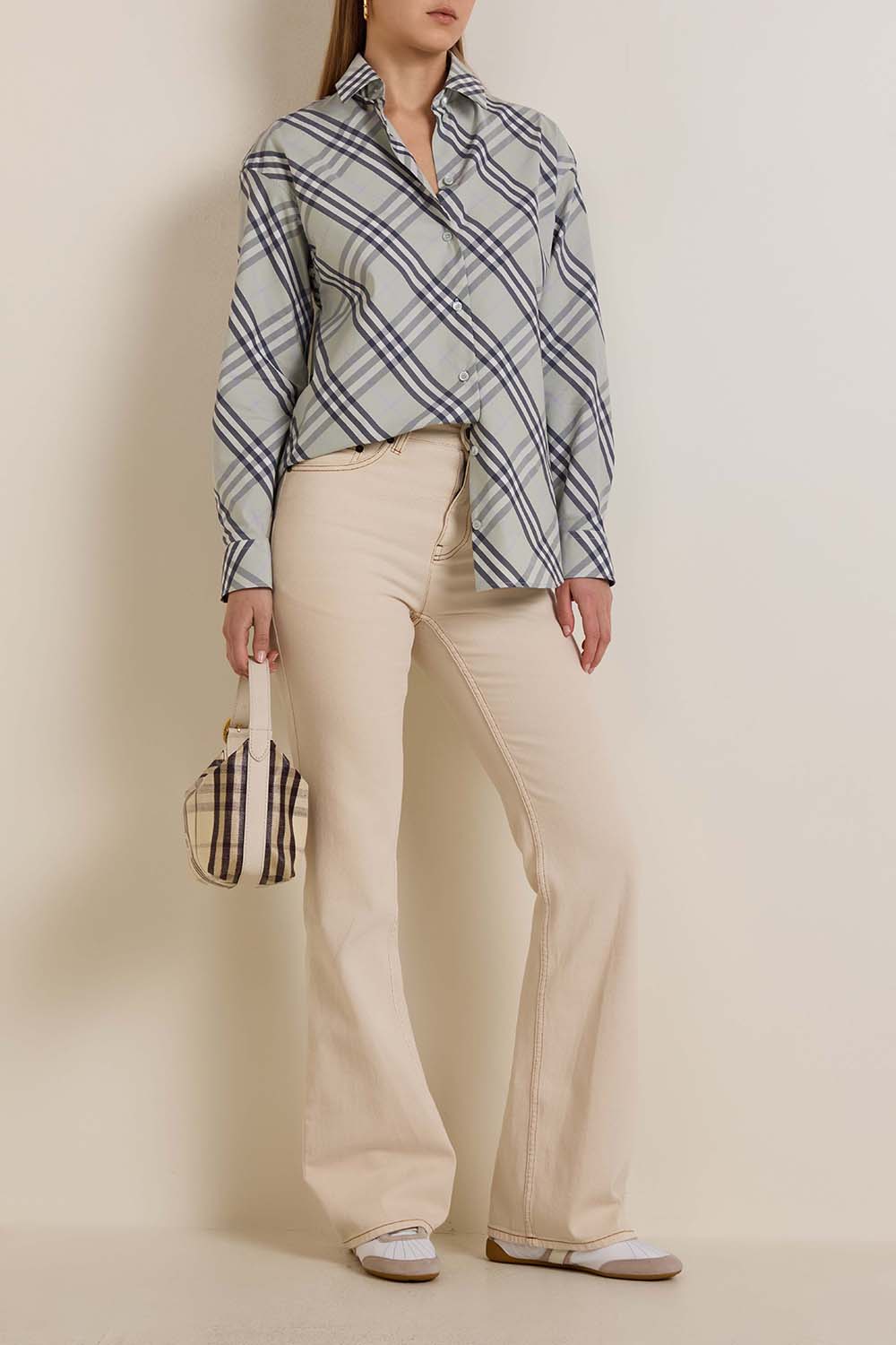 תמונת דוגמן קידמית של נעלי סניקרס