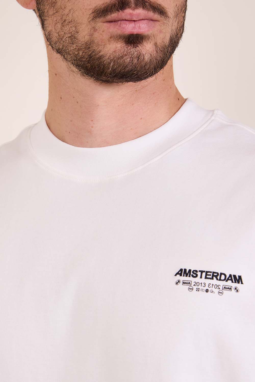 תמונת תקריב דוגמן של חולצת טי אוברסייז