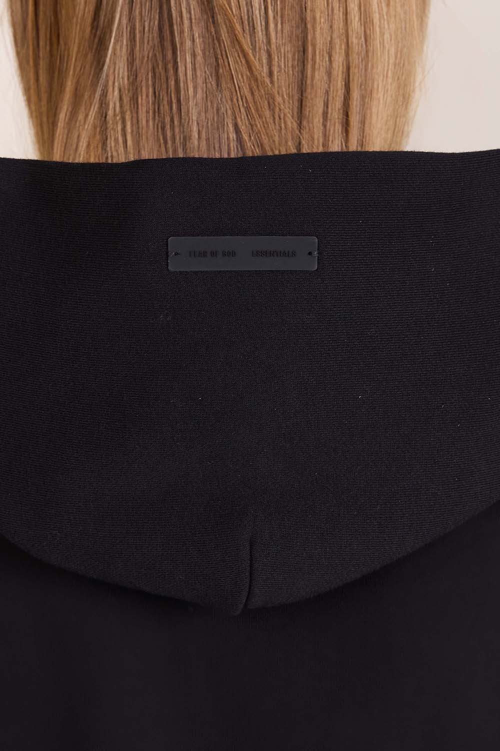 תמונת תקריב דוגמן של סווטשירט קפוצ'ון