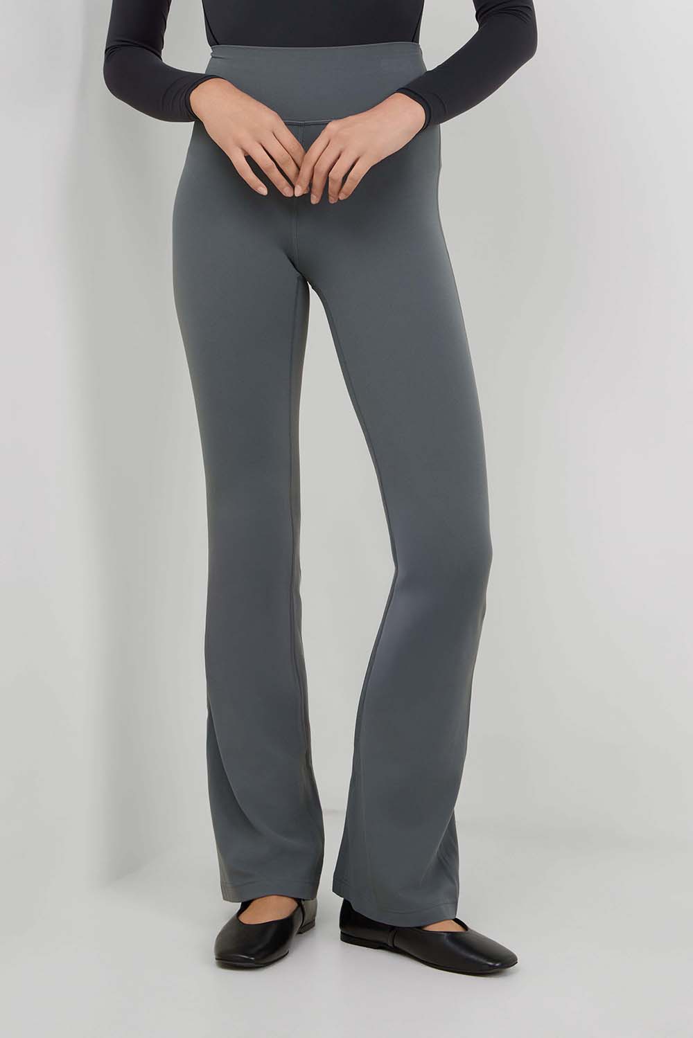 תמונת דוגמן קידמית של GROOVE NULU&trade; HR FLARED PANT *REGULAR