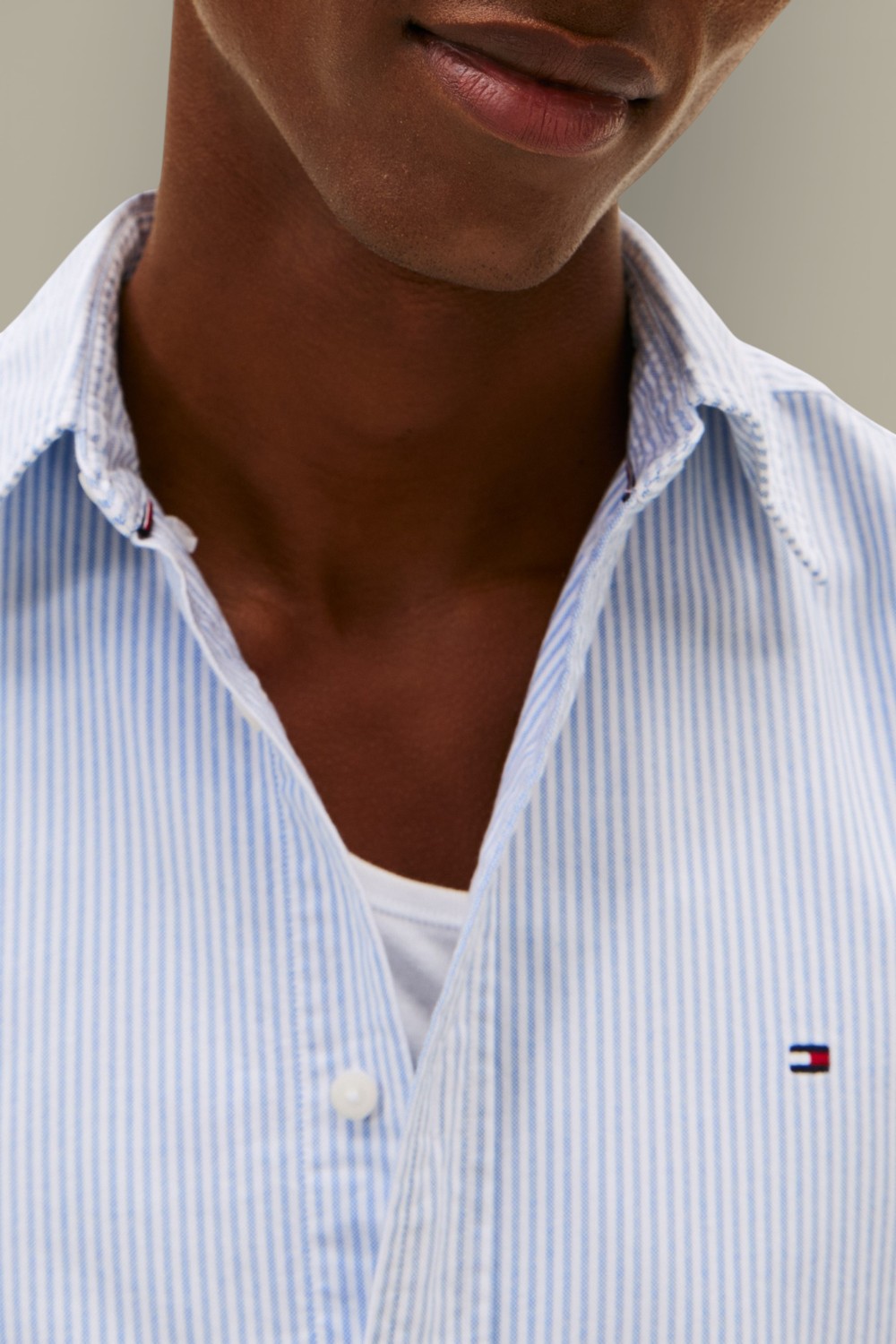 תמונת תקריב דוגמן של חולצה מכופתרת פסים