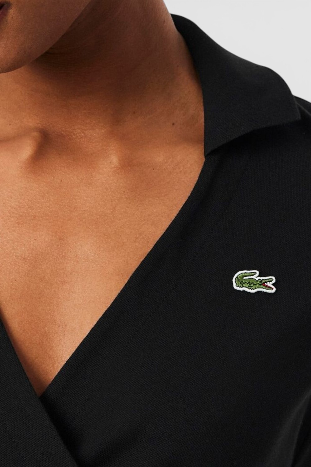 תמונת תקריב דוגמן של חולצת פולו מעטפה