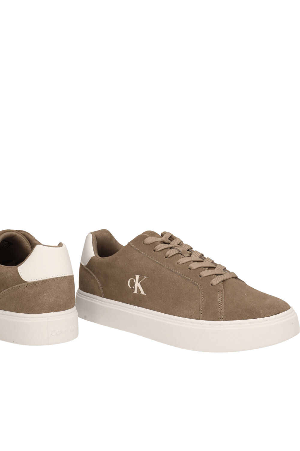 תמונת תקריב של נעלי סניקרס זמש