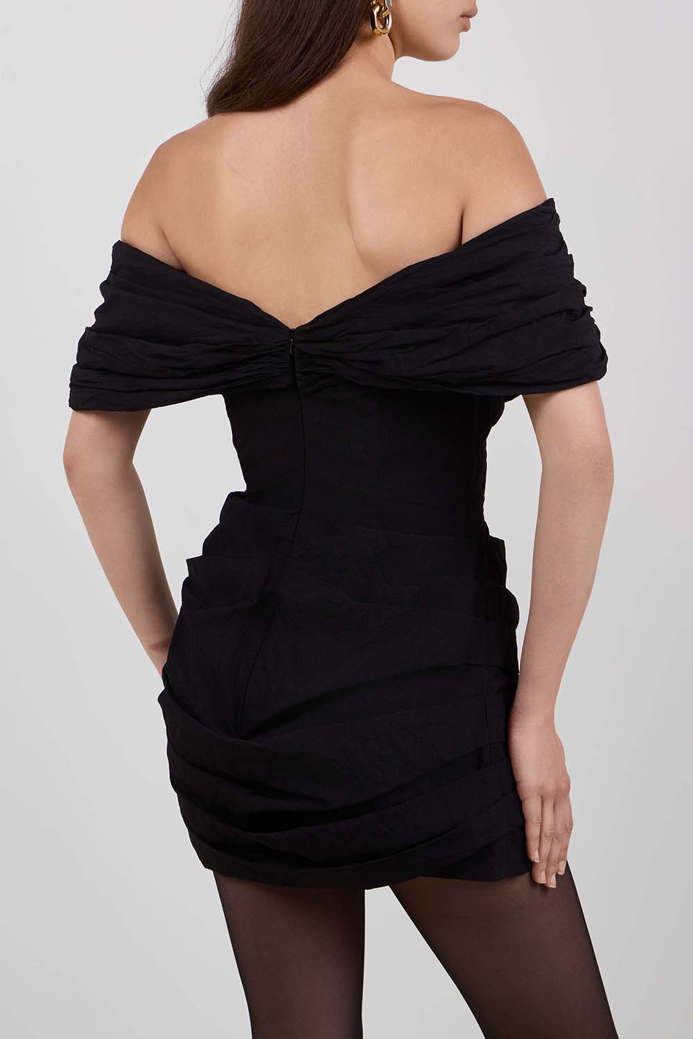 תמונת דוגמן אחורית של שמלת מיני אוף שולדר