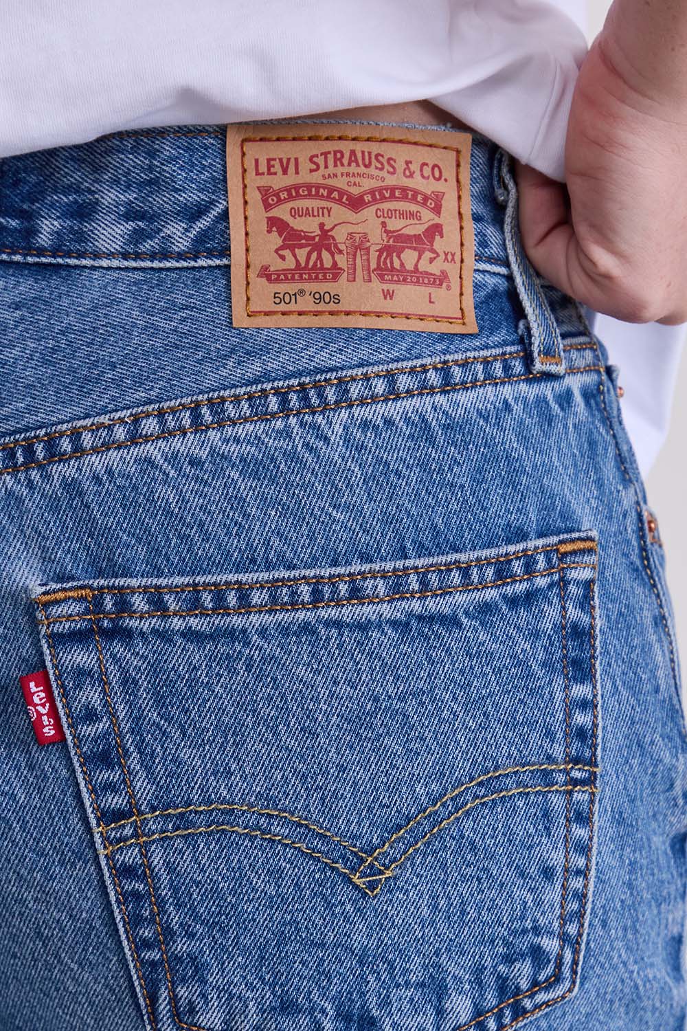 תמונת תקריב דוגמן של מכנסי ג'ינס 501