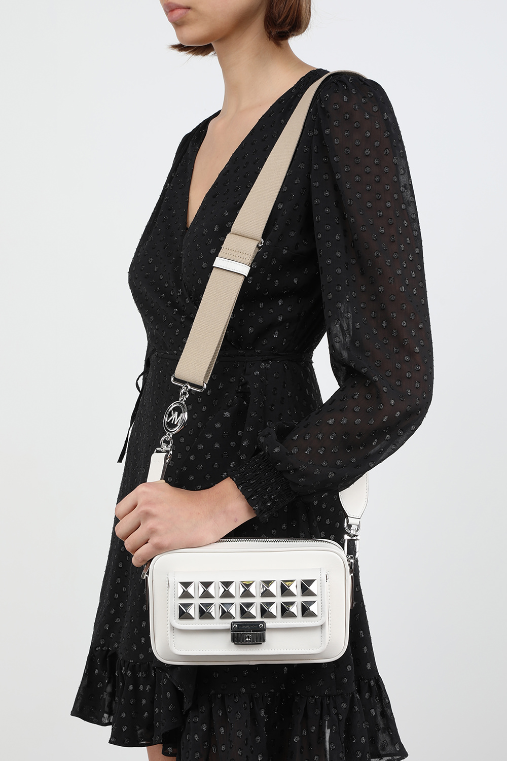 תמונת דוגמן קידמית של תיק קרוס קאמרה מעור לבן עם ניטים כסופים