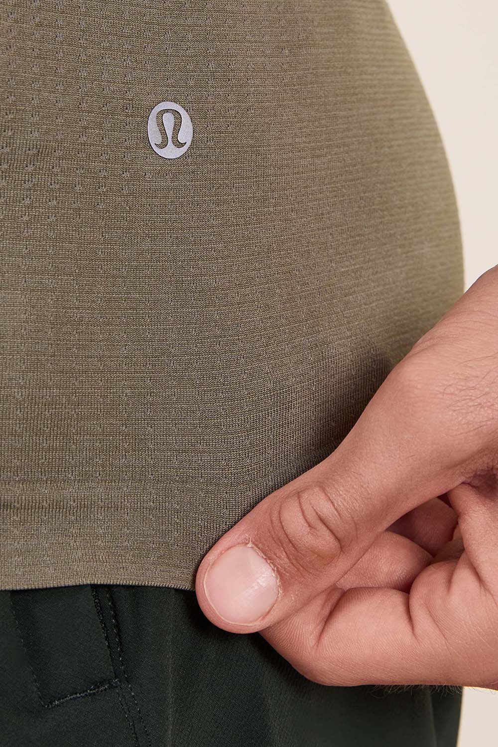 תמונת תקריב דוגמן של Metal Vent Tech Short-Sleeve Shirt