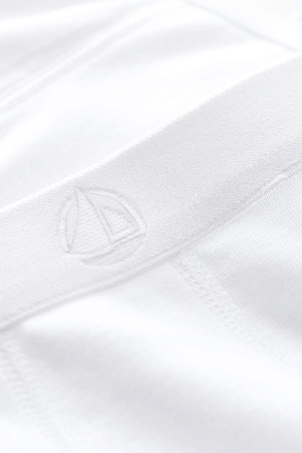 תמונת תקריב של גילאי 3-8 מארז שני זוגות בוקסרים לבנים