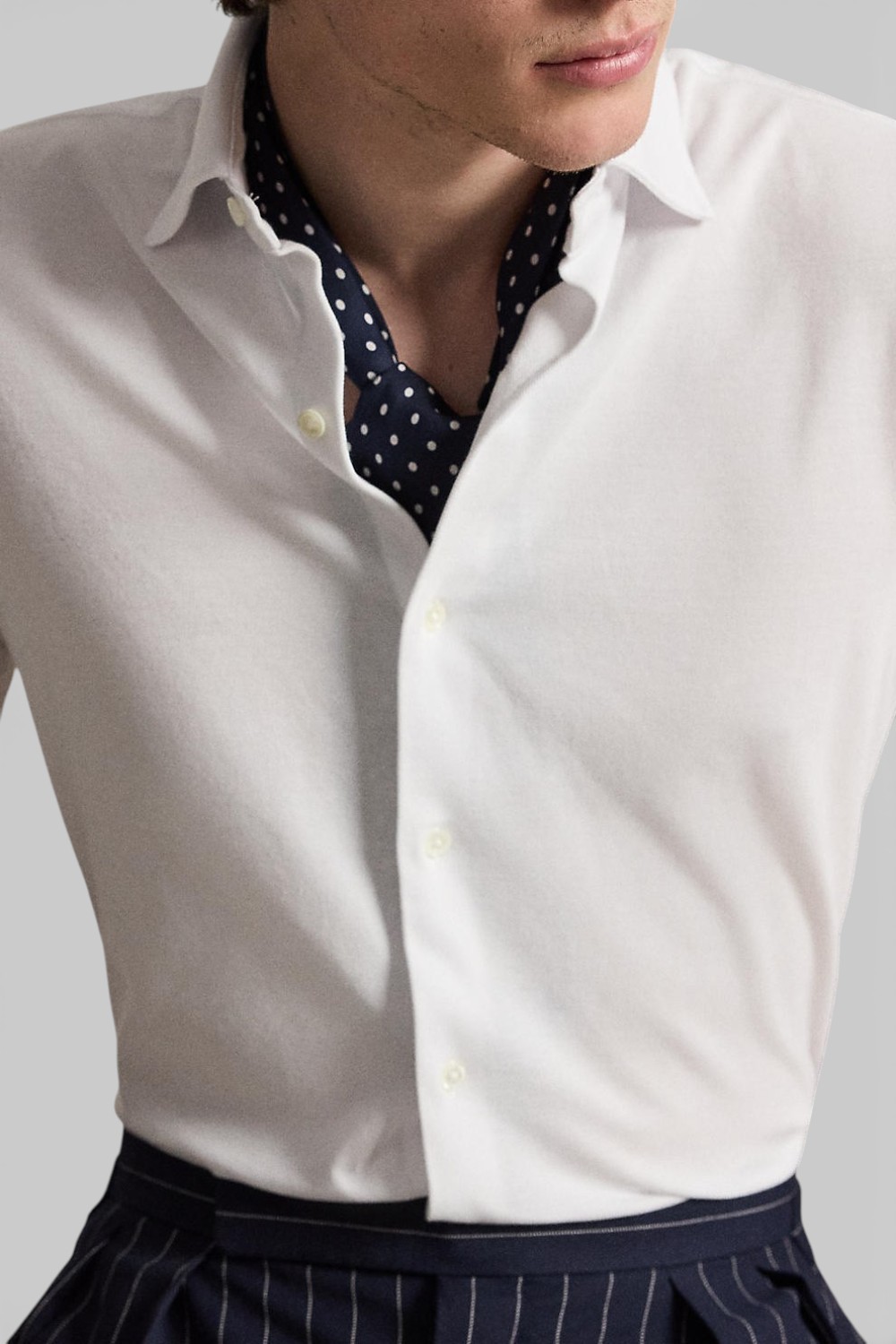 תמונת תקריב דוגמן של חולצה מכופתרת