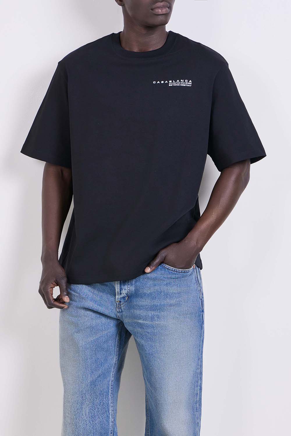 תמונת דוגמן קידמית של חולצת טי אוברסייז