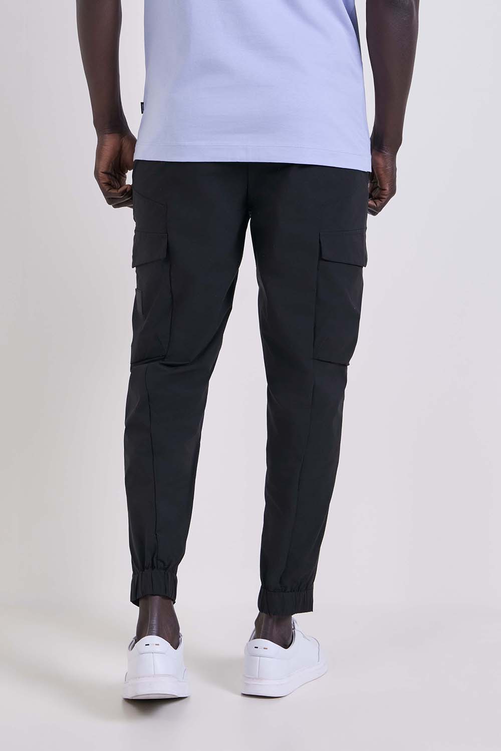 תמונת דוגמן אחורית של מכנסיים ארוכים בסגנון ג'וגר