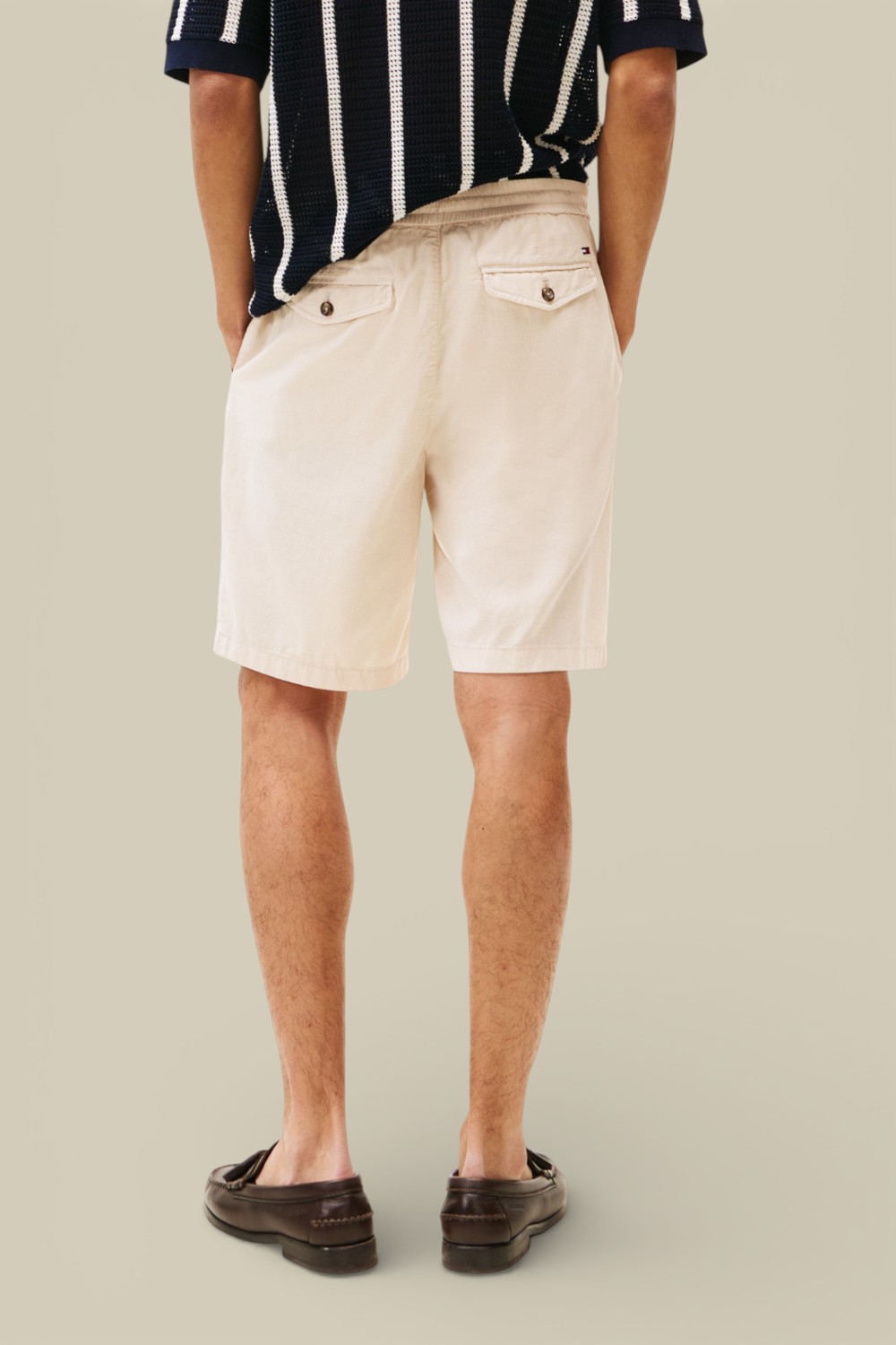 תמונת דוגמן אחורית של מכנסיים קצרים