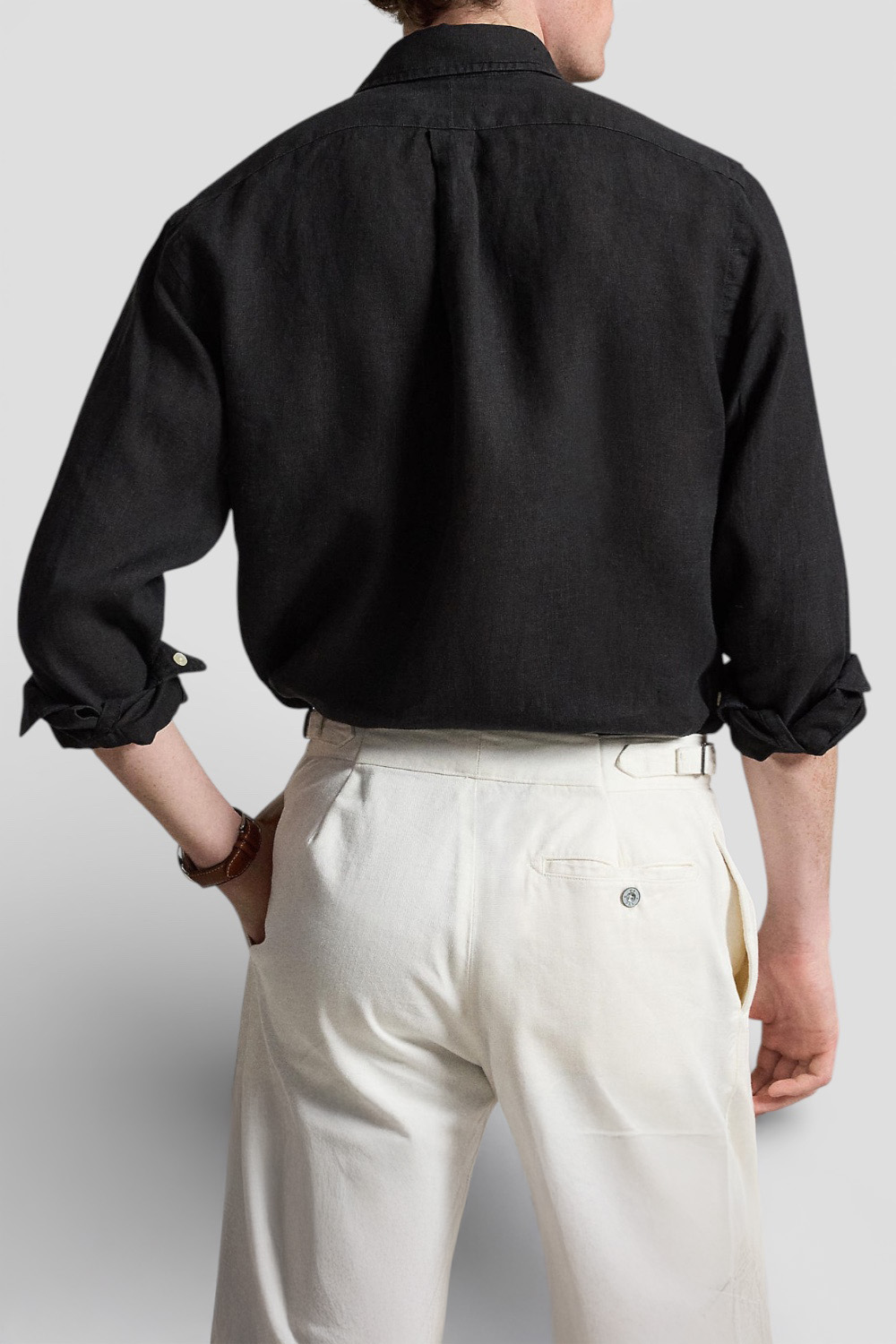 תמונת דוגמן אחורית של חולצה מכופתרת