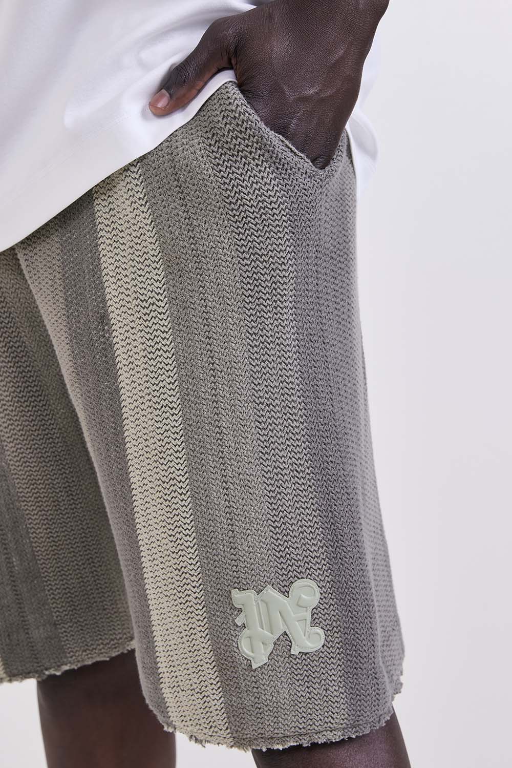 תמונת תקריב דוגמן של מכנסיים קצרים סרוגים