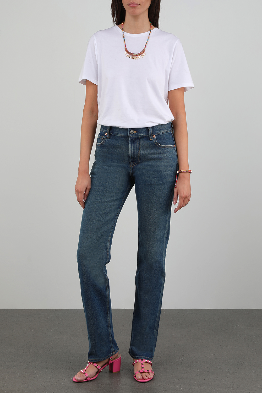 תמונת דוגמן קידמית של שרשרת בד צבעונית עם לוגו מטאלי